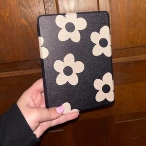 Black Floral Casely Kindle 5th generation cover - excellent condition